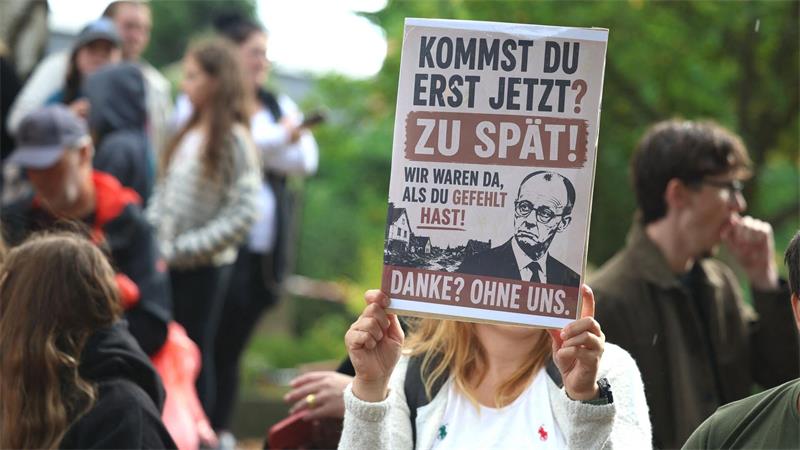 Demonstranten warfen Merz vor, erst nach Ende der Löscharbeiten den Brandort aufzusuchen. 