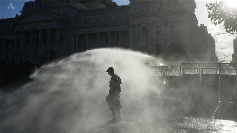 Demonstranten werden in Buenos Aires von einem Wasserwerfer der Polizei besprüht.