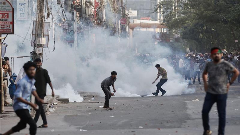 Demonstranten werfen Steine und rufen Parolen während einer Auseinandersetzung mit der Polizei in Bangladesch.