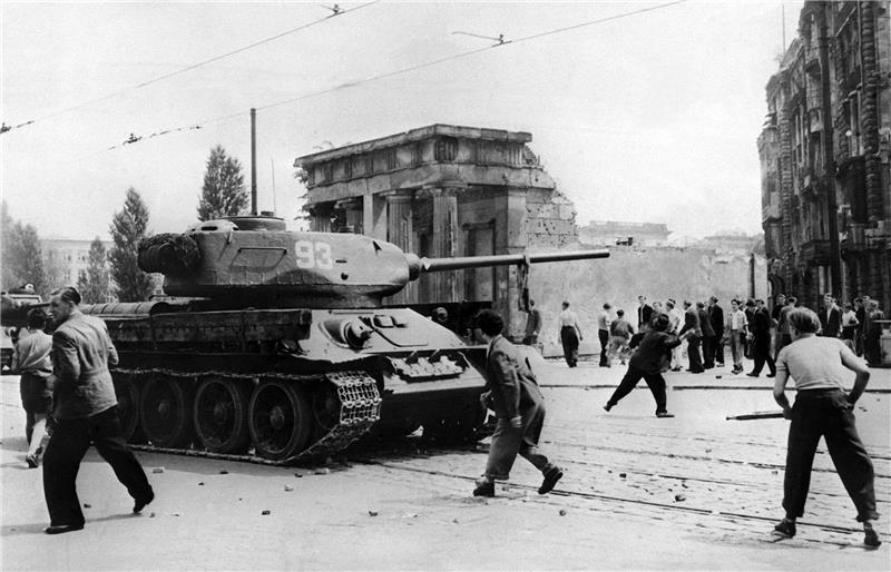 Jahrestag des DDR-Volksaufstands: Bundestag für Denkmal Demonstranten werfen am 17. Juni 1953 in Berlin mit Steinen auf sowjetische Panzer.