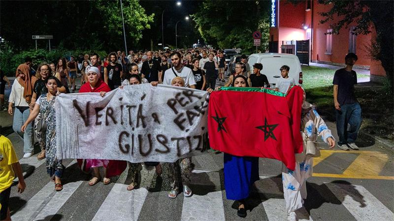 „Genug, genug!“ - Einwanderer stirbt bei Polizeieinsatz Demonstranten zeigen ihre Solidarität mit der Familie des Opfers.
