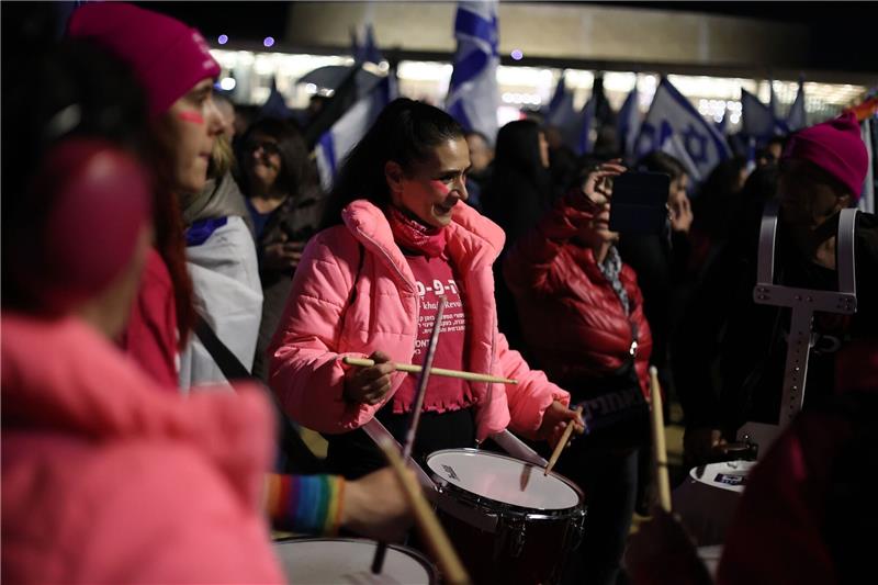 Israel: Zehntausende demonstrieren gegen Justizreform Demonstrantinnen in Tel Aviv.