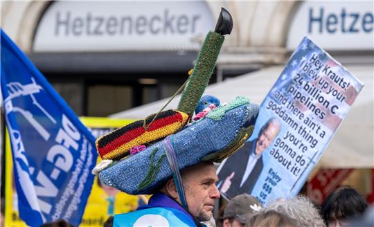 Demonstrantinnen und Demonstranten haben sich in München am Rande der Sicherheitskonferenz versammelt.