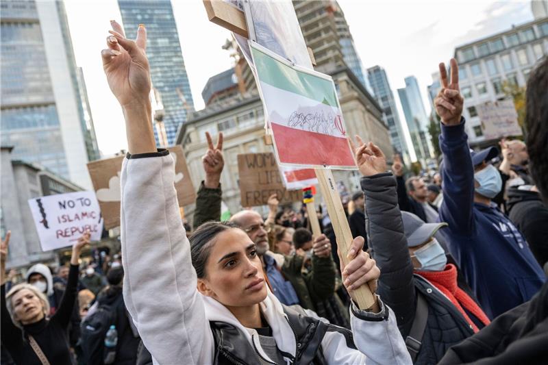 Mehrere Bundesländer setzen Abschiebungen in den Iran aus Demonstrantinnen und Demonstranten während einer Kundgebung in Frankfurt/Main gegen das politische Regime im Iran.