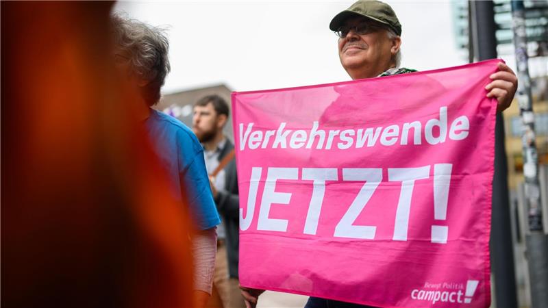 Demonstration für Bahn-Neubaustrecke Hamburg-Hannover. (Archivbild)