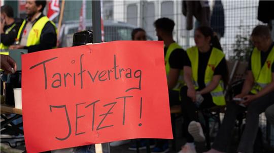 Demonstration für einen Tarifvertrag, hier bei einem Dönerspieß-Hersteller (Archivbild). 
