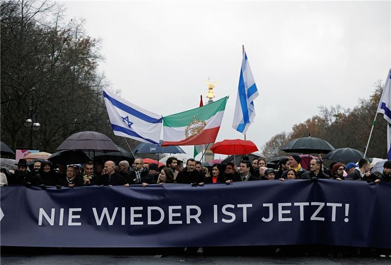 „Zu wenige”: Demonstration in Berlin gegen Antisemitismus Demonstration gegen Antisemitismus in Berlin unter dem Motto «Deutschland steht auf - Nie wieder ist jetzt!».