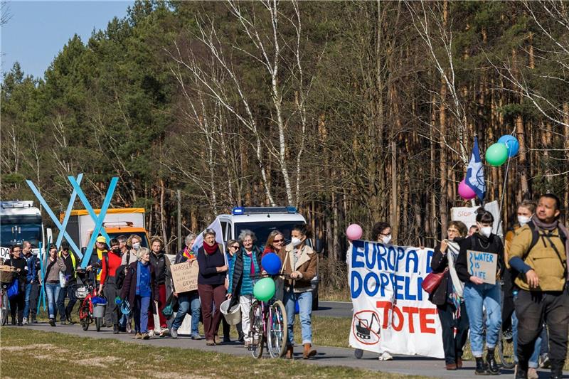 Demonstration gegen das Tesla-Werk im brandenburgischen Grünheide.