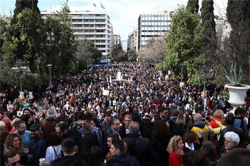 Demonstration gegen die Zustände der Bahn auf dem Syntagma-Platz in Athen: Immer neue Details zeigen, wie schwer das Versagen der Bahn und der Behörden war, das zu dem Frontalzusammenstoß mit 57 Toten führte.