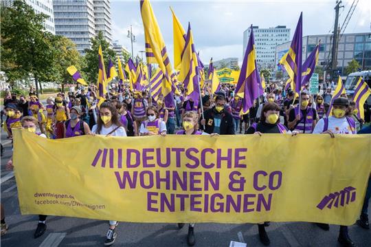 Demonstration in Berlin für die Enteignung großer Wohnungsunternehmen (Archivbild).