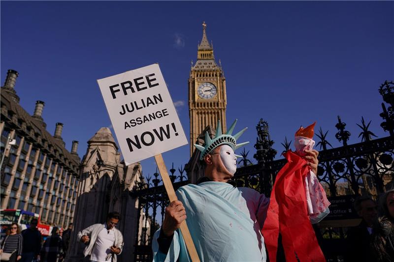 Assange-Unterstützer bilden Menschenkette in London Demonstration in London: Ein Teilnehmer im Kostüm der Freiheitsstatue fordert Freiheit für Julian Assange.