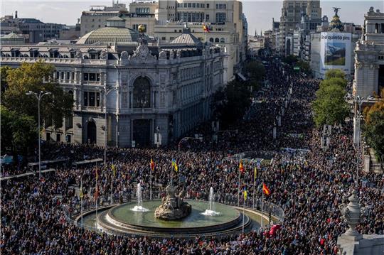 Demonstration zur Unterstützung der öffentlichen Gesundheitsversorgung auf dem Cibeles-Platz.