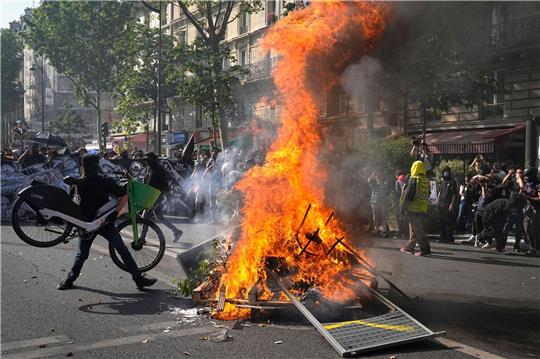 Demonstrationen und Ausschreitungen in Paris.