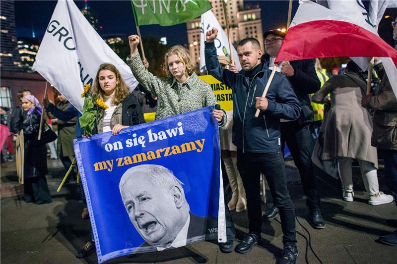 Eklat: Polnischer Politiker äußert sich zu trinkenden Frauen Demonstrierende halten eine Fahne mit dem Abbild von Jaroslaw Kaczynski. Hunderte Menschen zogen durch die Straßen Warschaus, um gegen die Politik der Regierung zu demonstrieren.