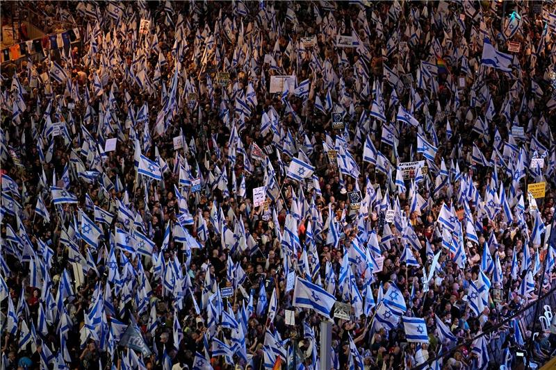 Demonstrierende protestieren in Tel Aviv gegen die geplante Justizreform.