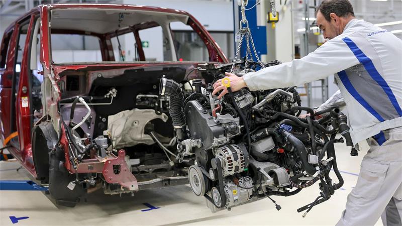 Experte zu bedrohten VW-Werken: „Wettrennen ums Überleben“ Demontage und Recycling von Altfahrzeugen wird als neues Standbein für das Zwickauer VW-Werk aufgebaut. Allerdings bietet dieser Bereich auf absehbare Zeit nur einem Bruchteil der bisherigen Beschäftigten Arbeit. (Archivbild)