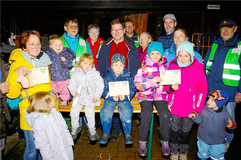 Den 1. Platz erreichte der fünfjährige Lasse (M.) aus Braunlage mit 86 Kilogramm abgegebenen Kastanien, dahinter Grabenhaus-Wirt Mario Helmholz. Foto: Jung