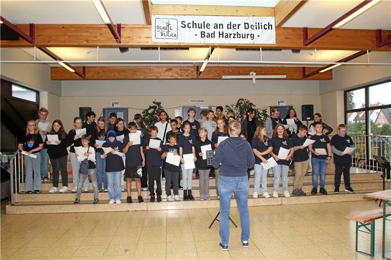 Den Anfang macht die Musikklasse mit dem traditionellen Kartoffellied und läutet damit das alljährliche Kartoffelfest ein. Foto: Jenzora