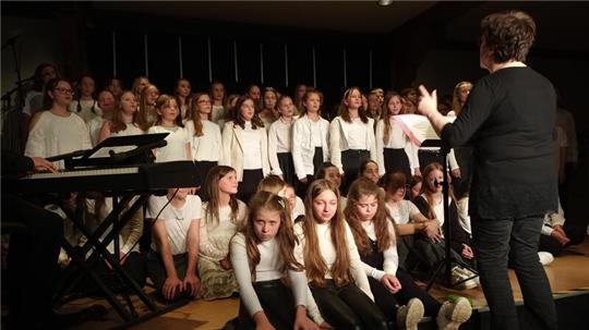 Den Auftakt des Sommerkonzerts macht der Chor 1. Er besteht aus Schülern der Klassen 5, 6 und 7.
