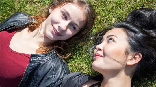 Den Augenblick genießen: Freunde sind gut für die Gesundheit.