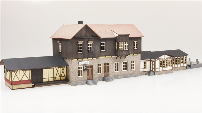 Den Bahnhof Alexisbad gibt es auch als Modell für Eisenbahnfreunde zu kaufen - mit einer Länge von rund 55 Zentimetern. (Archivbild)