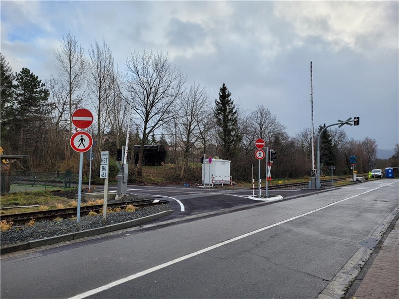 Bahnübergang umgebaut – Bad Harzburger ärgern sich Den Bahnübergang in der Straße An den Weiden darf nicht mehr von Fahrzeugen und Fußgängern gequert werden, die aus Richtung Bahnhofstraße kommen. Das zeigen Schilder und die durchgezogene Linie auf der Fahrbahn an. Aus Richtung Radaustraße kommend gibt es nun eine Haltelinie. Foto: Exner