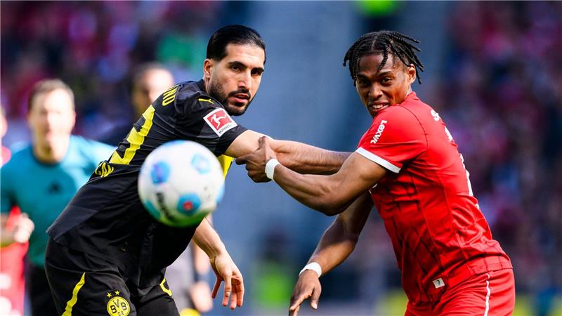 Voller Zuversicht nach Barcelona: BVB gewinnt in Freiburg Den Ball im Blick: Dortmunds Emre Can und Junior Adamu vom SC Freiburg.