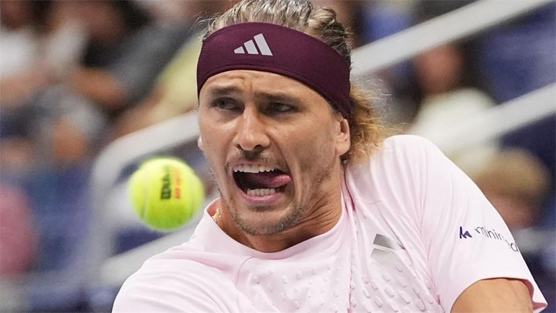 Mit Selbstironie und Schlägerwurf: Zverevs Titeltraum lebt Den Ball im Blick - und auch den Titel?