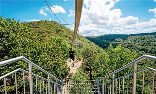 Den Baumwipfelpfad (kleines Bild) im Kalten Tal gibt es seit Mai 2015, die angrenzende Baumschwebebahn seit August 2020.  Fotos: Best Mountain Artists/Nordstadtlicht