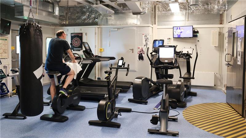 Den Beschäftigten auf der Bohrinsel stehen ein Fitnessraum und eine Sauna zur Verfügung. 