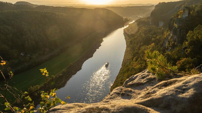 6 Gründe, warum Wandern gesund und glücklich macht Den Blick weit schweifen lassen: Wandern kann auch für die Augen erholsam sein.