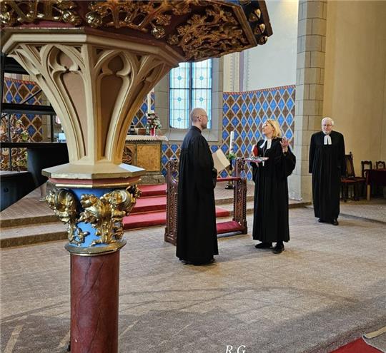 Den Einführungsgottesdienst für Pfarrer Sebastian Schmidt (links) hält Seesen-Gandersheims Pröpstin Meike Bräuer-Ehgart. Foto: Privat