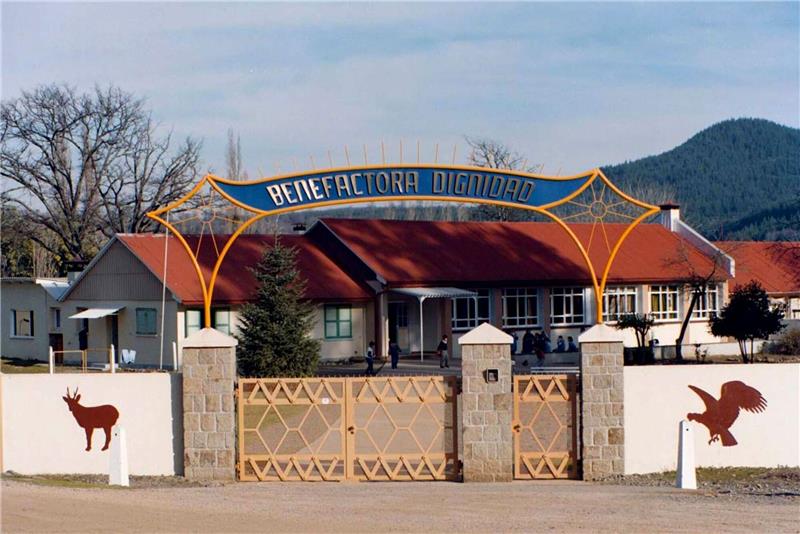 Nach 25 Jahren: Gedenken an Colonia Dignidad ausgebremst Den Eingangsbereich der «Colonia Dignidad» in den 1980er-Jahren - dahinter wurde getötet, gefoltert und missbraucht.