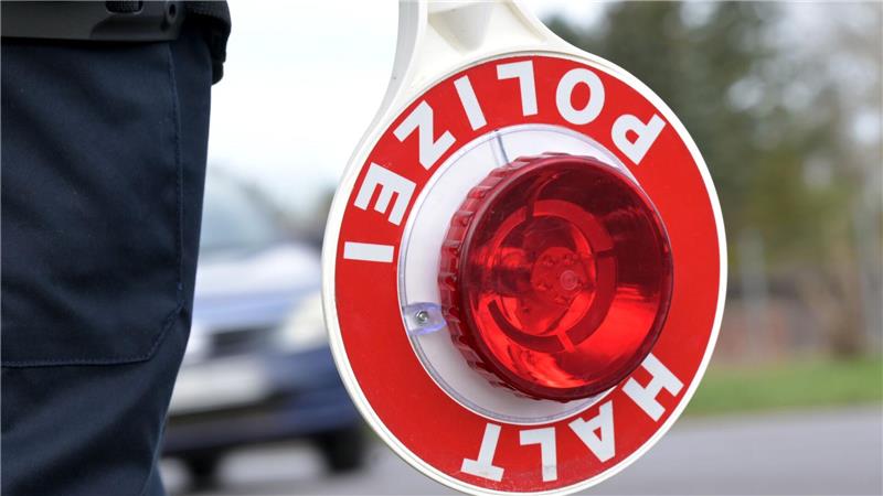 Den Fahrer erwartet ein Fahrverbot sowie eine hohe Geldstrafe. (Symbolbild)