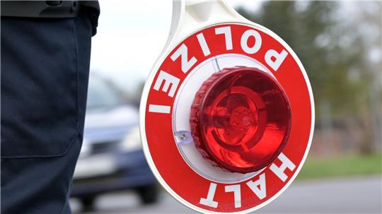 Den Fahrer erwartet ein Fahrverbot sowie eine hohe Geldstrafe. (Symbolbild)