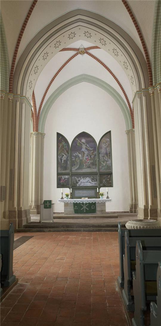Den Flügelaltar hat Werner Tübke nach drei Jahren 1996 vollendet. Die Arbeit ist ein Spätwerk des Künstlers, der 2004 starb. Die Tafel rechts oben zeigt die Auferstehung Christi, die am Ostersonntag gefeiert wird. Fotos: Hörseljau