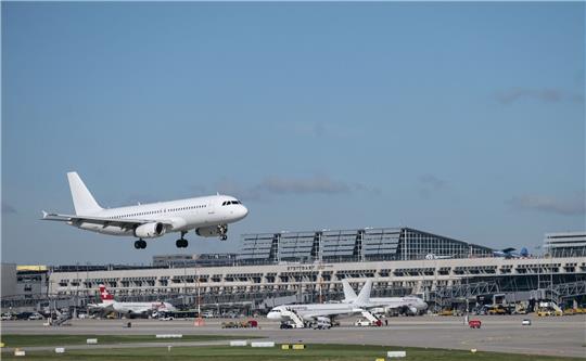 Den Flugverkehr klimaschonender auszurichten ist laut einer Studie äußerst schwierg.