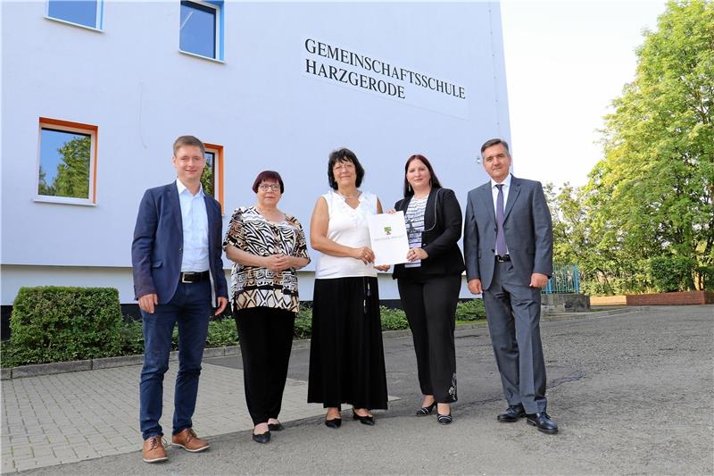 EU zahlt 840.000 Euro für 14 Schulen im Landkreis Harz Den Fördermittelbescheid übergab Bildungsminister Eva Feußner (Mitte) an Schulleiterin Christiane Peter (2.v.re.) im Beisein von Landrat Thomas Balcerowski (re.) sowie der Landtagsabgeordneten Angela Gorr und des Harzgeröder Bürgermeisters Marcus Weise. Foto: Landkreis Harz