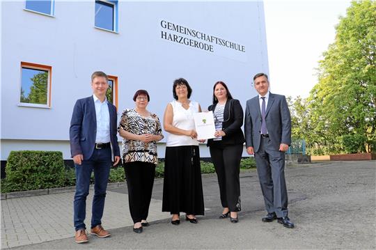 Den Fördermittelbescheid übergab Bildungsminister Eva Feußner (Mitte) an Schulleiterin Christiane Peter (2.v.re.) im Beisein von Landrat Thomas Balcerowski (re.) sowie der Landtagsabgeordneten Angela Gorr und des Harzgeröder Bürgermeisters Marcus Weise. Foto: Landkreis Harz