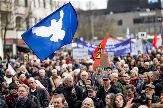 «Den Frieden gewinnen - nicht den Krieg!»: Demonstranten in Berlin mit einer Friedenstaube-Flagge.