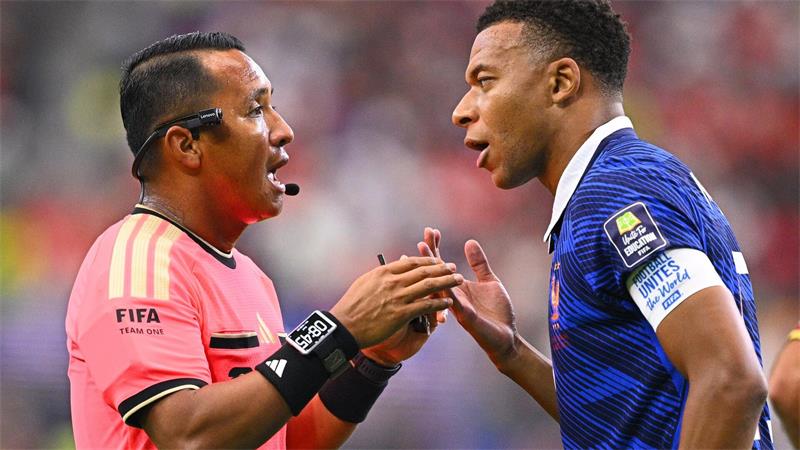 Den Frust der Franzosen um Kylian Mbappé bekam auch Schiedsrichter Iván Barton zu spüren.