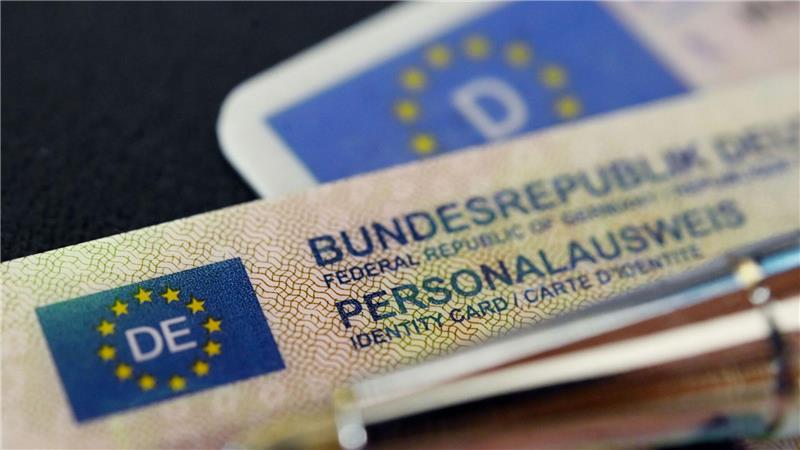 Den Gang zum Amt sollen sich ältere Menschen künftig sparen können, wenn ihr Ausweis abgelaufen ist. Sie sollen diesen einfach weiter nutzen dürfen. (Symbolbild)