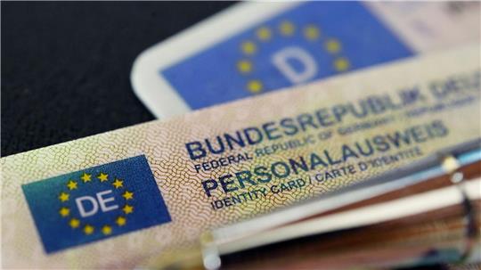Den Gang zum Amt sollen sich ältere Menschen künftig sparen können, wenn ihr Ausweis abgelaufen ist. Sie sollen diesen einfach weiter nutzen dürfen. (Symbolbild)
