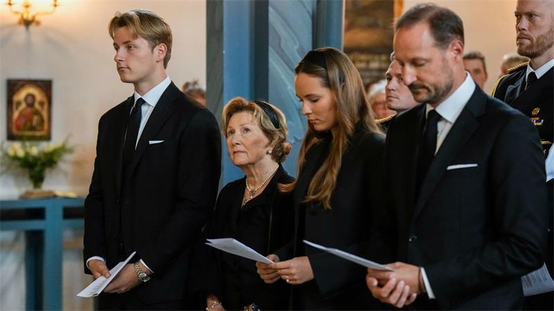 Den Gedenkgottesdienst besuchte König Haakon VIII. (rechts) mit Kronprinzessin Ingrid Alexandra (2. v.r.), Königin Sonja (2.v.l.) und Prinz Sverre Magnus (links).