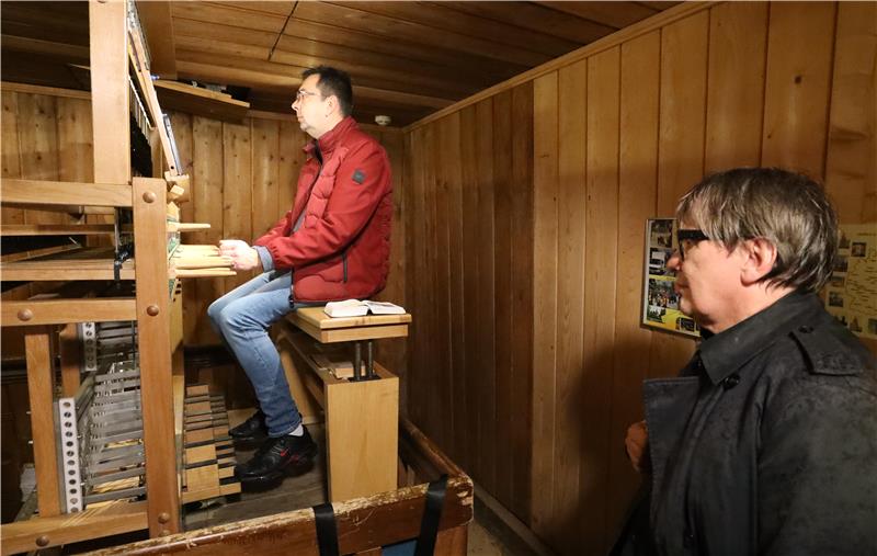 Stabkirchen-Carillonneur Stefan Klockgether lässt sich von Sven Regener über die Schulter schauen, während er Lieder von Element of Crime spielt.