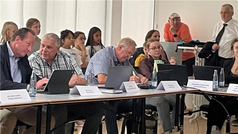 Goslars Grundschüler fragen, Politiker und Verwalter antworten Den Goslarer Politikern über die Schulter geschaut: Schülerinnen und Schüler aus Oker und der Altstadt schlagen zum Fragen im Schulausschuss auf.