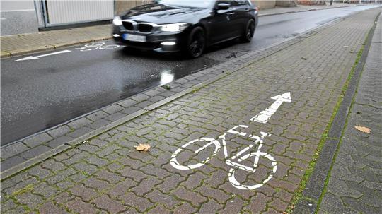 Den Kampf zwischen Rad und Auto in Goslar um den öffentlichen Raum gewinnt derzeit der Pkw noch deutlich.