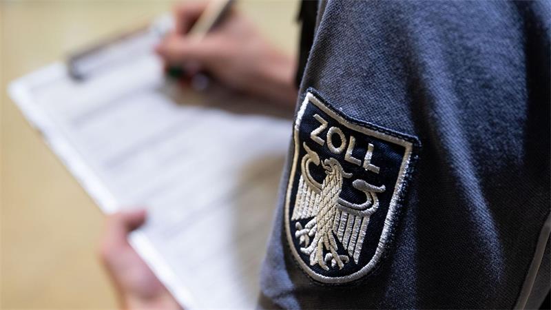 Den Kontrolleuren des Zolls begegnen viele Tricks zur Umgehung des Mindestlohns. (Archivbild)
