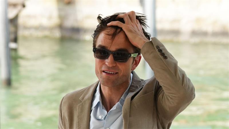 Robert Pattinson: Nach Geburt von Baby mehr Zeit zu arbeiten Den Lido erreichen die Stars per Boot, so auch Robert Pattinson.