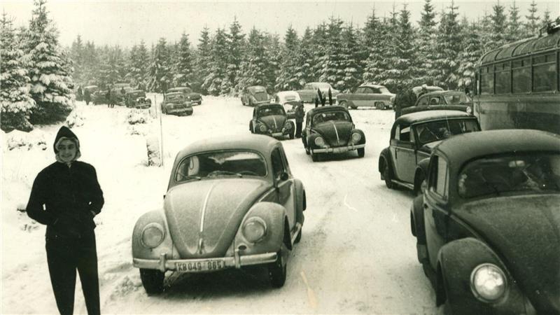 Den Neujahrstag 1956 verbringen etliche Harzbesucher auf der B 4 am Torfhausberg im Stau.
